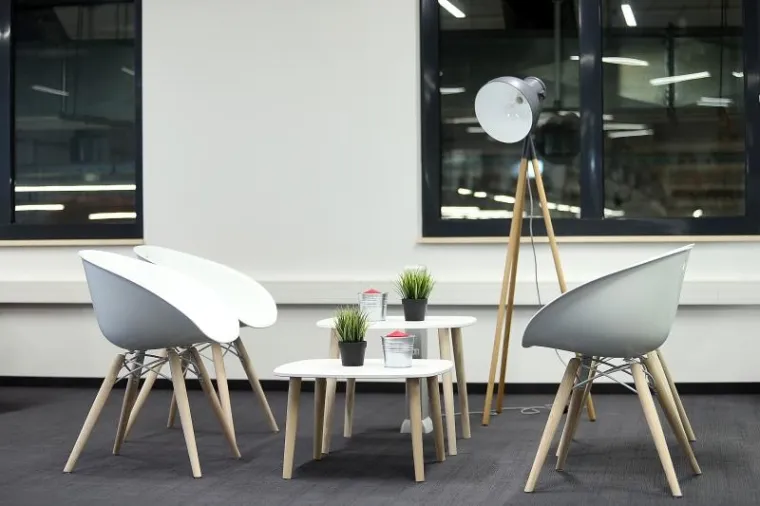 Arhitektica Suzi Škevin dizajnirala je interijer kao otvoreniji i topliji korporativni prostor