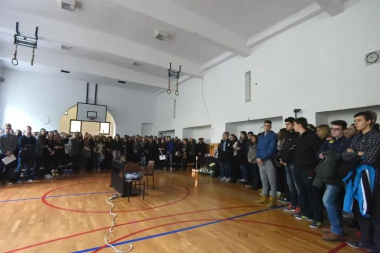 Zbog te je tragedije ravnateljica Gimnazije Branka Antunović Piton pokrenula protokol hitnih intervencija, koji obuhvaća psiholo&scaron;ku pomoć za učenike, nastavnike i roditelje. Svi do jednoga o djevojkama imaju samo riječi hvale, nerazdvojne prijateljice, prekrasne i dobre učenice, prijateljice.