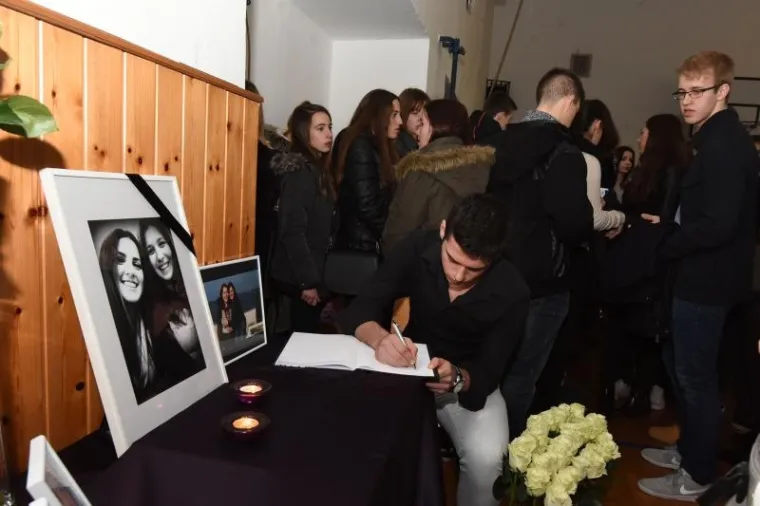 U pulskoj Gimnaziji u utorak je održana komemoracija za dvije učenice koje su poginule u prometnoj nesreći oko ponoći sa subote na nedjelju na županijskoj cesti Pula-Fažana, a Općina Fažana je zbog smrti 17-godi&scaron;nje Elene Đurić iz Valbandona i 16-godi&scaron;nje Francesce &Scaron;uran iz Fažane danas proglasila Dan žalosti.