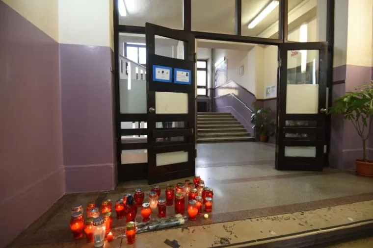 Nesreća se dogodila u nedjelju pet minuta iza ponoći, kada je 18-godi&scaron;nja vozačica s područja Marčane, zbog neprilagođene brzine, sletjela s ceste i udarila u stablo. U vozilu se u trenutku nesreće nalazilo osam osoba, &scaron;est djevojaka i dva mladića. (Hina)