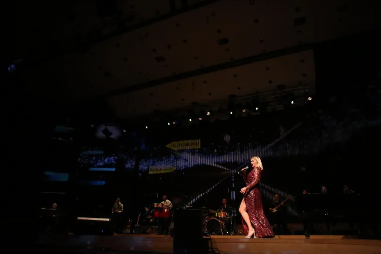 Publika ju je dočekala i pozdravila ovacijama.