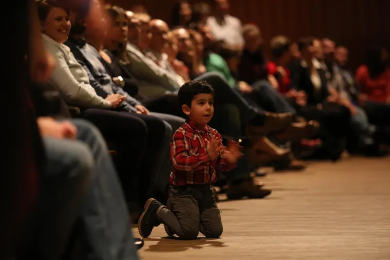 Dvoranu su ispunili ljudi svih generacija.