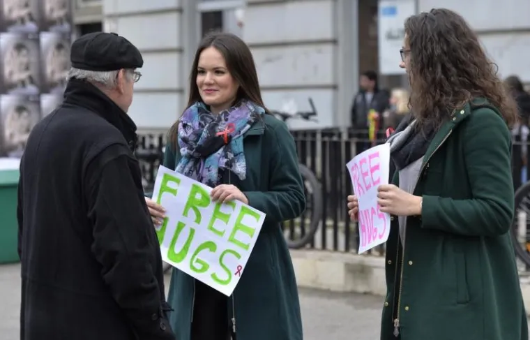 Povodom Svjetskog dana borbe protiv AIDS-a djevojke u centru Zagrebu su dijelile besplatne zagrljaje kako bi pokazale da se AIDS ne prenosi dodirom.