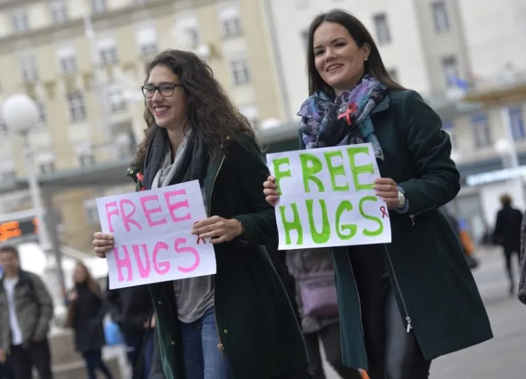 Povodom Svjetskog dana borbe protiv AIDS-a djevojke u centru Zagrebu su dijelile besplatne zagrljaje kako bi pokazale da se AIDS ne prenosi dodirom.