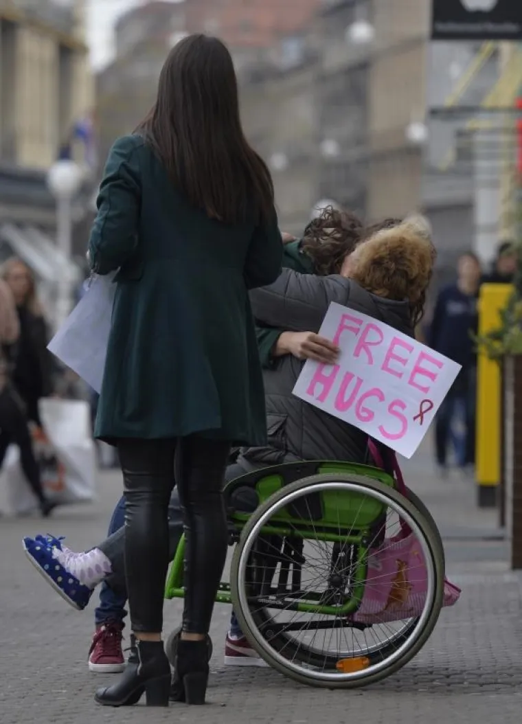 Povodom Svjetskog dana borbe protiv AIDS-a djevojke u centru Zagrebu su dijelile besplatne zagrljaje kako bi pokazale da se AIDS ne prenosi dodirom.