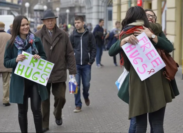 Povodom Svjetskog dana borbe protiv AIDS-a djevojke u centru Zagrebu su dijelile besplatne zagrljaje kako bi pokazale da se AIDS ne prenosi dodirom.