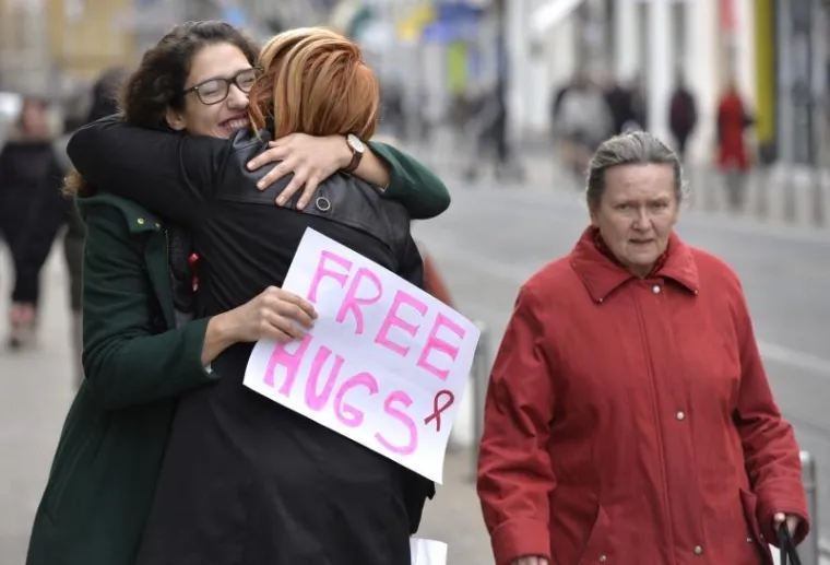 Povodom Svjetskog dana borbe protiv AIDS-a djevojke u centru Zagrebu su dijelile besplatne zagrljaje kako bi pokazale da se AIDS ne prenosi dodirom.