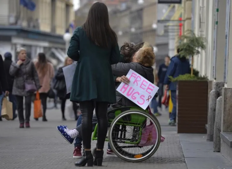 Povodom Svjetskog dana borbe protiv AIDS-a djevojke u centru Zagrebu su dijelile besplatne zagrljaje kako bi pokazale da se AIDS ne prenosi dodirom.