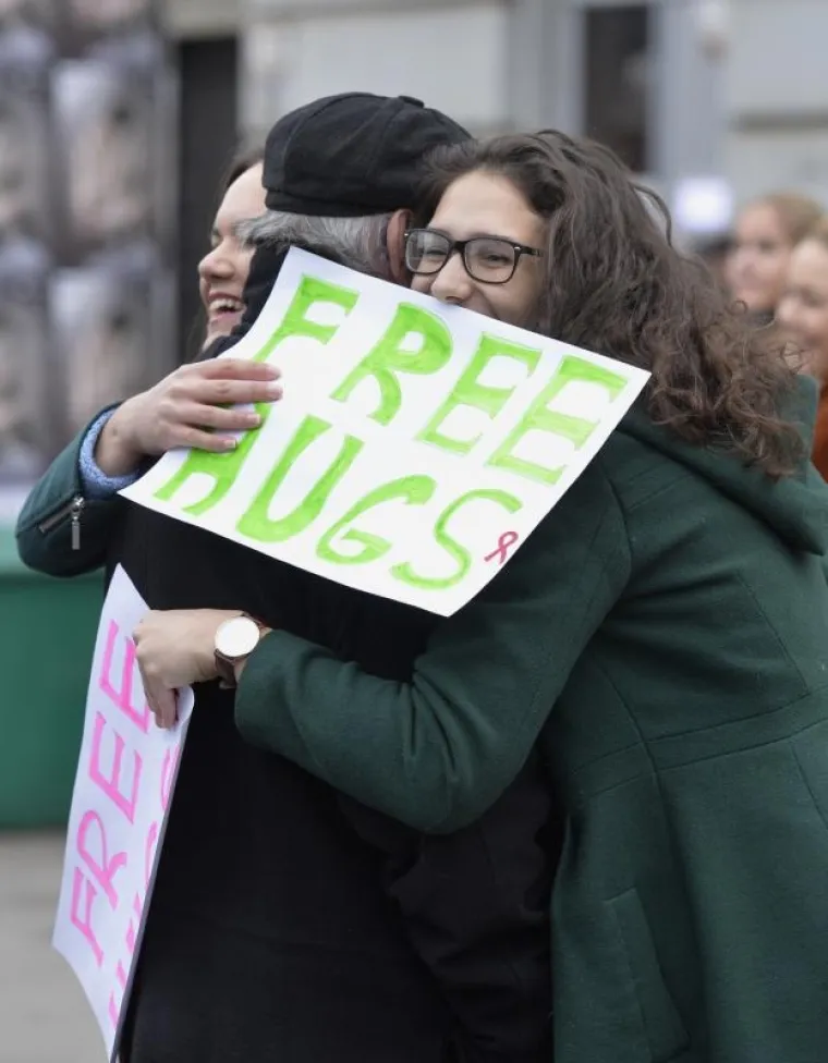 Povodom Svjetskog dana borbe protiv AIDS-a djevojke u centru Zagrebu su dijelile besplatne zagrljaje kako bi pokazale da se AIDS ne prenosi dodirom.