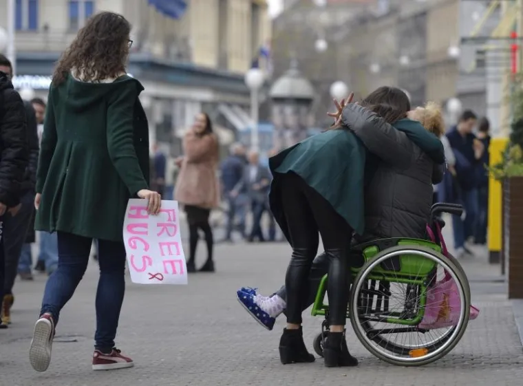Povodom Svjetskog dana borbe protiv AIDS-a djevojke u centru Zagrebu su dijelile besplatne zagrljaje kako bi pokazale da se AIDS ne prenosi dodirom.