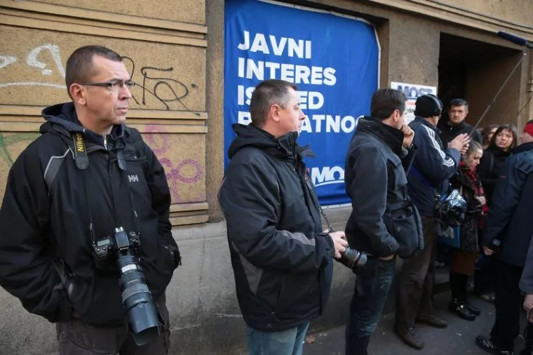 Fotografi u i&scaron;čekivanju  pred zagrebačkom sredi&scaron;njicom Mosta