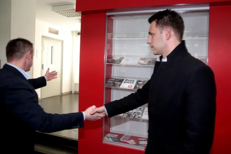 Božu Petrova na Iblerovom trgu je dočekao tajnik SDP-a Igor Dragovan