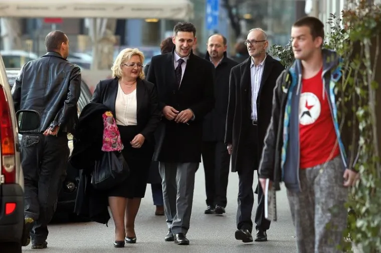 Teme sastanka Mosta sa SDP-om i HDZ-om su usklađivanje prijedloga o reformama  iznesenih u proteklome razdoblju. Razgovaralo se i o sastavljanju vlade i konstituiranju Sabora.  Prije sastanka kod lijeve i desne kolicije,  sastalo se Nacionalno vijeće Mosta.