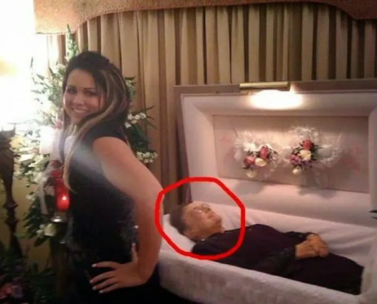 Djevojke koje se previ&scaron;e trude da ispadnu seksi na fotkama ponekad se jednostavno osramote. Kome uopće padne na pamet slikati se pored lijesa ili u toaletu, pogotovo ako jo&scaron; nisu pustili vodu?! Djevojkama iz galerije, eto kome...