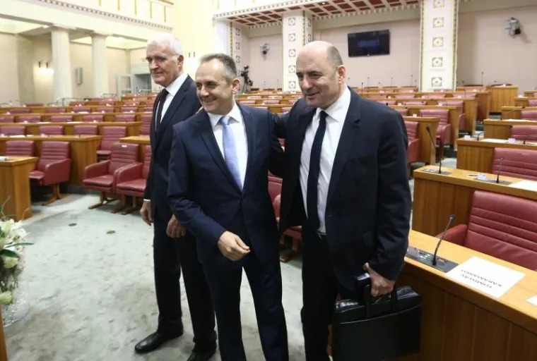 Zagrljaj i srdačni osmijesi biv&scaron;ih stranačkih prijatelja: Drago Prgomet i Milijan Brkić.