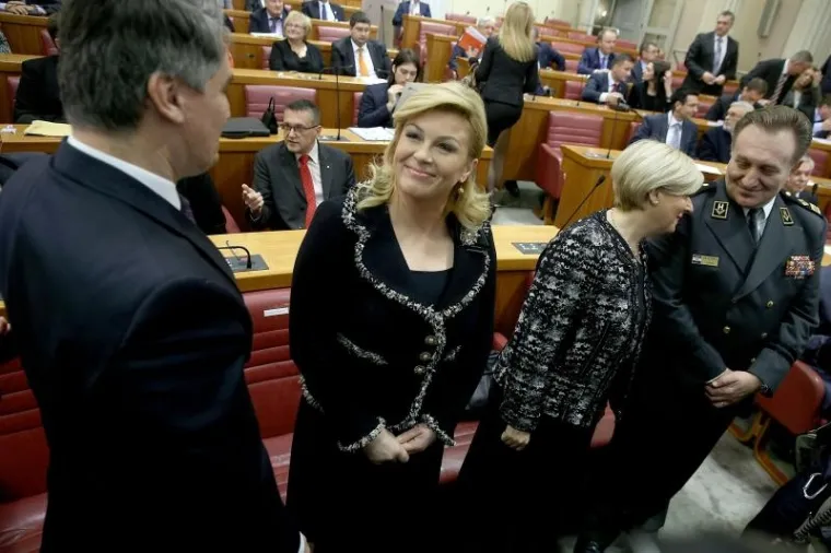 "Kiseli" osmijeh predsjednice Republike Kolinde Grabar Kitarović pri susretu sa Zoranom Milanovićem...