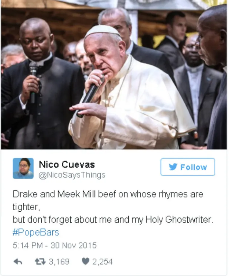 Papa Franjo drži mikrofon kao reper pa je dobio i takav tretman