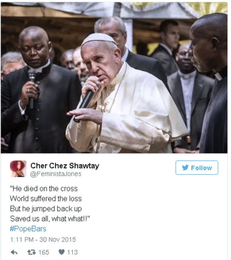 Papa Franjo drži mikrofon kao reper pa je dobio i takav tretman