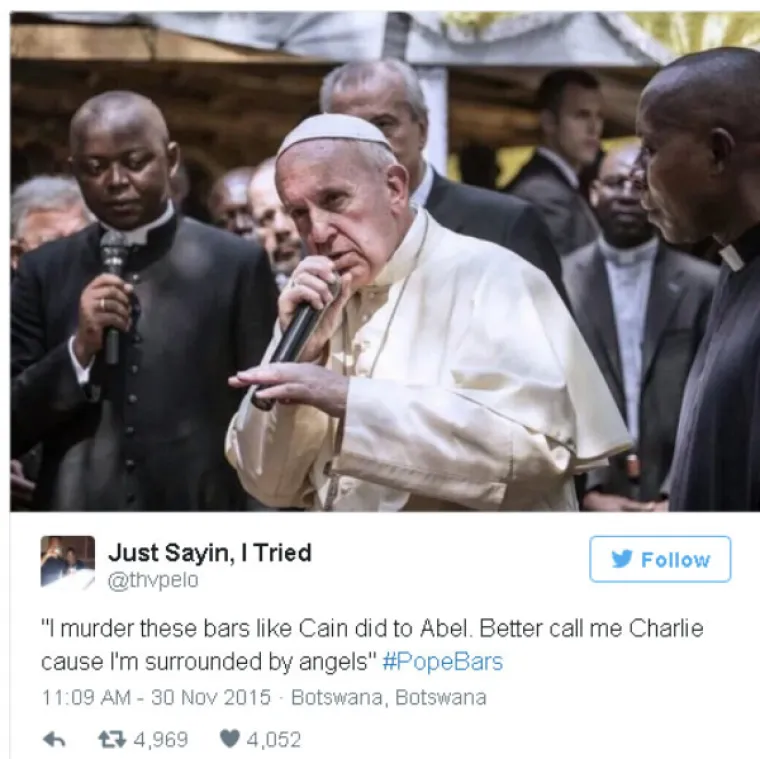 Papa Franjo drži mikrofon kao reper pa je dobio i takav tretman