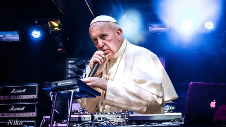 Papa Franjo drži mikrofon kao reper pa je dobio i takav tretman