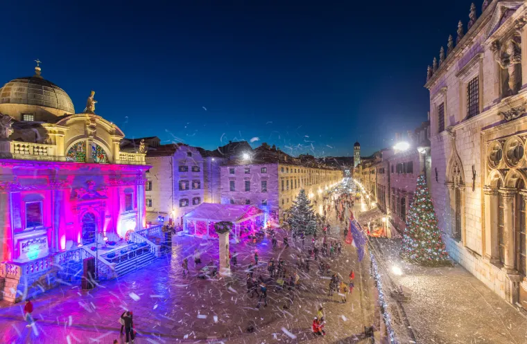 Advent u Dubrovniku: umjetni snijeg, okićene jekle i ogromne kugle donijeli dašak Božića