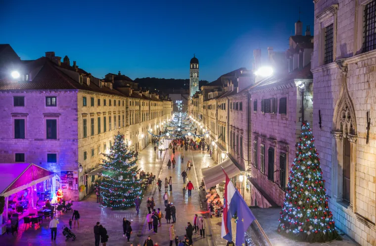 Advent u Dubrovniku: umjetni snijeg, okićene jekle i ogromne kugle donijeli dašak Božića