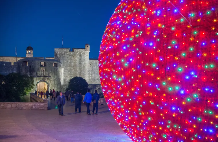 Advent u Dubrovniku: umjetni snijeg, okićene jekle i ogromne kugle donijeli dašak Božića