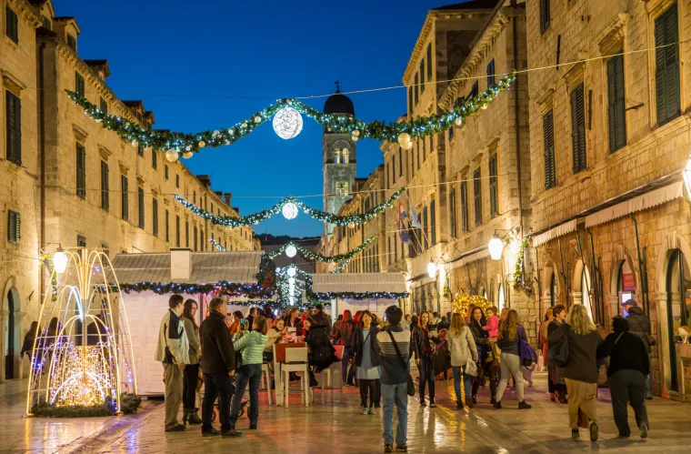 Advent u Dubrovniku: umjetni snijeg, okićene jekle i ogromne kugle donijeli dašak Božića