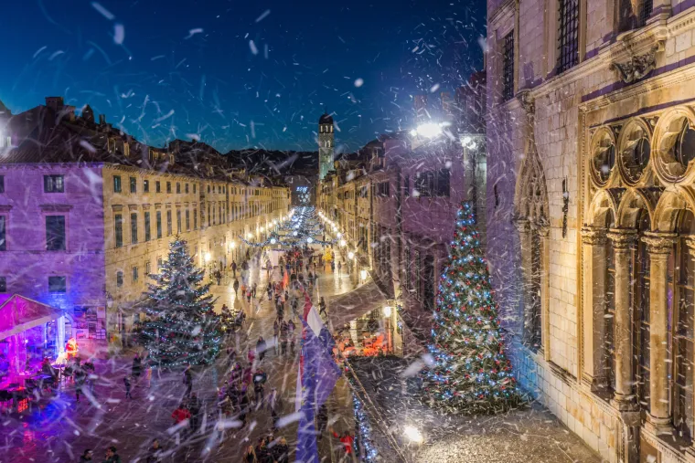 Advent u Dubrovniku: umjetni snijeg, okićene jekle i ogromne kugle donijeli dašak Božića