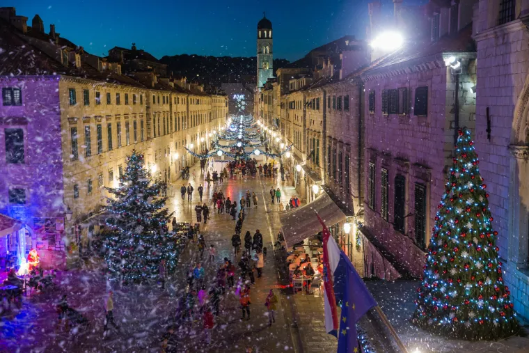 Advent u Dubrovniku: umjetni snijeg, okićene jekle i ogromne kugle donijeli dašak Božića
