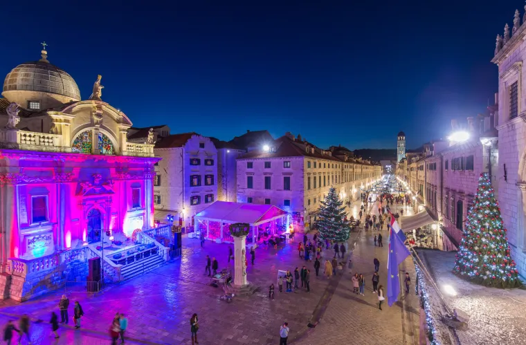 Advent u Dubrovniku: umjetni snijeg, okićene jekle i ogromne kugle donijeli dašak Božića