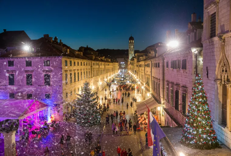 Advent u Dubrovniku: umjetni snijeg, okićene jekle i ogromne kugle donijeli dašak Božića