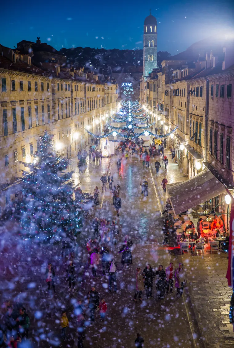 Advent u Dubrovniku: umjetni snijeg, okićene jekle i ogromne kugle donijeli dašak Božića
