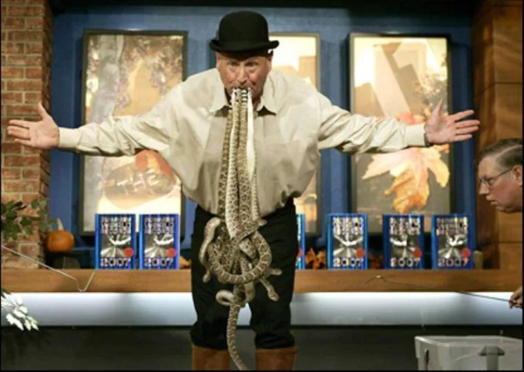 Jackie Bibby držao je 13 živih čegrtu&scaron;a u ustima 10 sekundi.