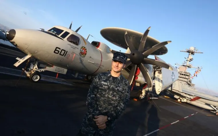 Među članovima posade američkog nosača zrakoplova Harry Truman je i 21-godi&scaron;nji američki Hrvat Alen Samardžić, koji je novinarima rekao kako su mu roditelji podrijetlom iz Srednje Bosne, ali su tijekom Domovinskog rata kao izbjeglice do&scaron;li u Zagrebu gdje se i on rodio, nakon čega su  oti&scaron;li u SAD-e  kada su mu bile dvije godine.  "Na ovom nosaču zrakoplova radim na popravcima zrakoplova i održavanju njihove električne instalacije", rekao je Samardžić, dodav&scaron;i da je boravak na nosaču zrakoplova vrlo zahtjevan.