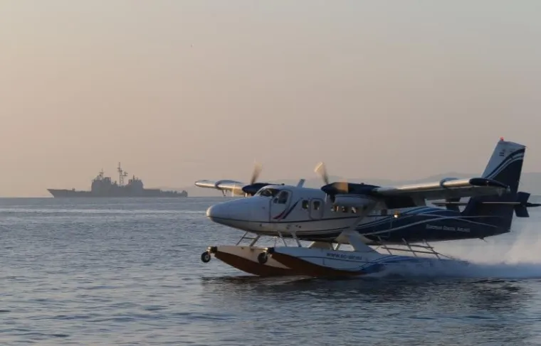 Američki nosač zrakoplova USS Harry S. Truman, čija je nosivost do 85 zrakoplova te 20-ak helikoptera,  u subotu prijepodne uplovio je Brački kanal i usidrio se oko dva kilometra od splitske Gradske luke gdje će boraviti do 9. prosinca ove godine. Riječ je o nosaču zrakoplova dužine 333 metra, širine 41 metar, a gaz mu je 12 metara. Posada broji 4922 člana od kojih 487 časnika, navodi se u priopćenju Ministarstva obrane RH.