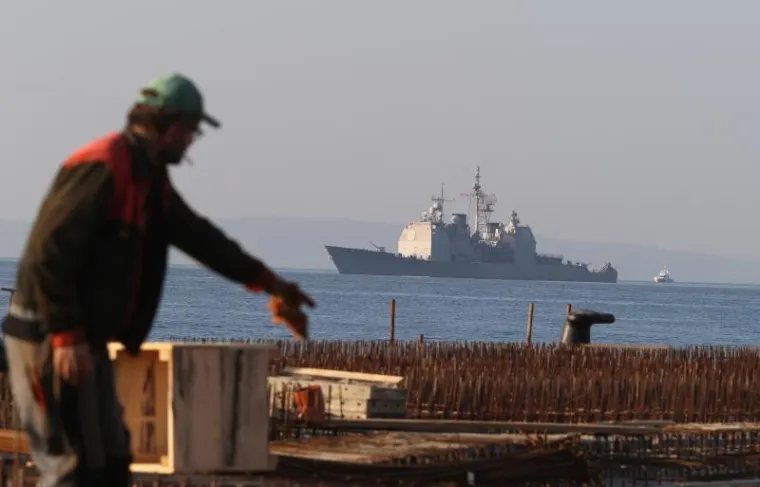 Američki nosač zrakoplova USS Harry S. Truman, čija je nosivost do 85 zrakoplova te 20-ak helikoptera,  u subotu prijepodne uplovio je Brački kanal i usidrio se oko dva kilometra od splitske Gradske luke gdje će boraviti do 9. prosinca ove godine. Riječ je o nosaču zrakoplova dužine 333 metra, širine 41 metar, a gaz mu je 12 metara. Posada broji 4922 člana od kojih 487 časnika, navodi se u priopćenju Ministarstva obrane RH.