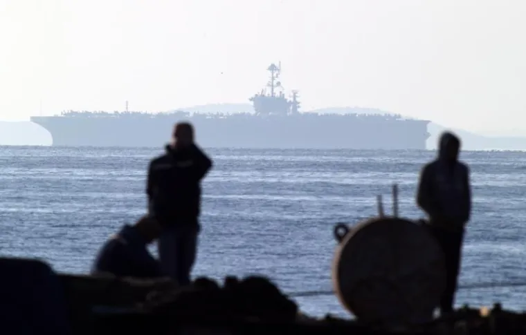 Američki nosač zrakoplova USS Harry S. Truman, čija je nosivost do 85 zrakoplova te 20-ak helikoptera,  u subotu prijepodne uplovio je Brački kanal i usidrio se oko dva kilometra od splitske Gradske luke gdje će boraviti do 9. prosinca ove godine. Riječ je o nosaču zrakoplova dužine 333 metra, širine 41 metar, a gaz mu je 12 metara. Posada broji 4922 člana od kojih 487 časnika, navodi se u priopćenju Ministarstva obrane RH.