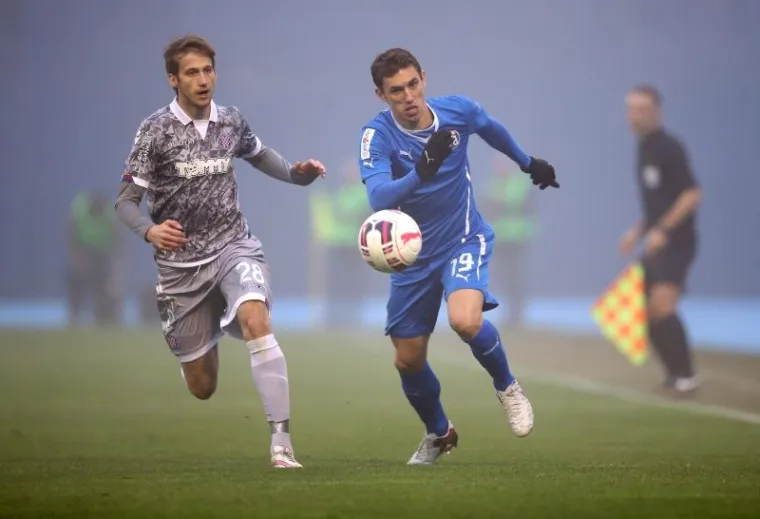 Najveći derbi hrvatskog nogometa, dvoboj između Dinama i Hajduka, igrao se u subotuu maglovitim uvjetima u Maksimiru