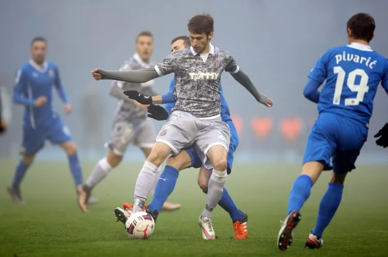 Najveći derbi hrvatskog nogometa, dvoboj između Dinama i Hajduka, igrao se u subotuu maglovitim uvjetima u Maksimiru