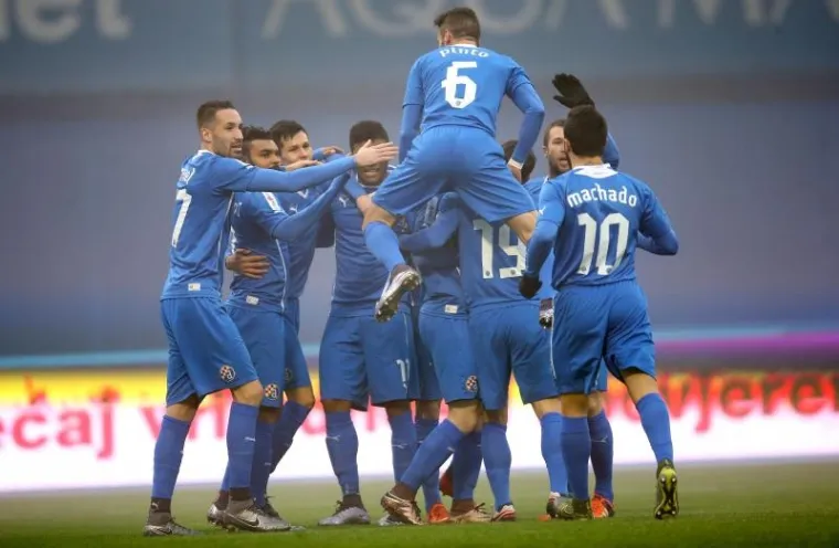 Najveći derbi hrvatskog nogometa, dvoboj između Dinama i Hajduka, igrao se u subotuu maglovitim uvjetima u Maksimiru