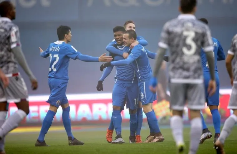 Najveći derbi hrvatskog nogometa, dvoboj između Dinama i Hajduka, igrao se u subotuu maglovitim uvjetima u Maksimiru