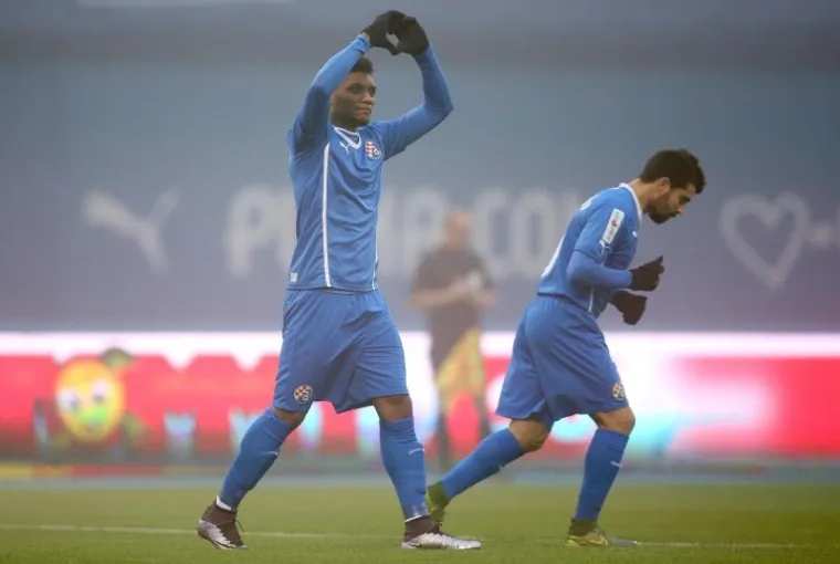 Najveći derbi hrvatskog nogometa, dvoboj između Dinama i Hajduka, igrao se u subotuu maglovitim uvjetima u Maksimiru