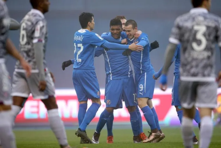 Najveći derbi hrvatskog nogometa, dvoboj između Dinama i Hajduka, igrao se u subotuu maglovitim uvjetima u Maksimiru