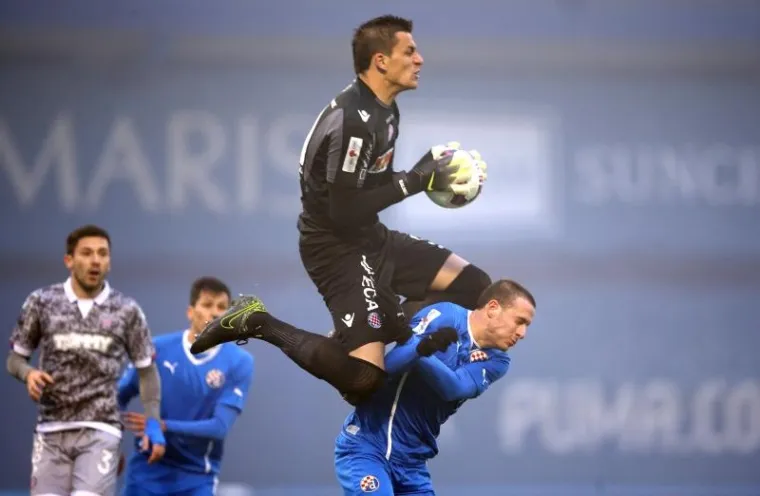 Najveći derbi hrvatskog nogometa, dvoboj između Dinama i Hajduka, igrao se u subotuu maglovitim uvjetima u Maksimiru