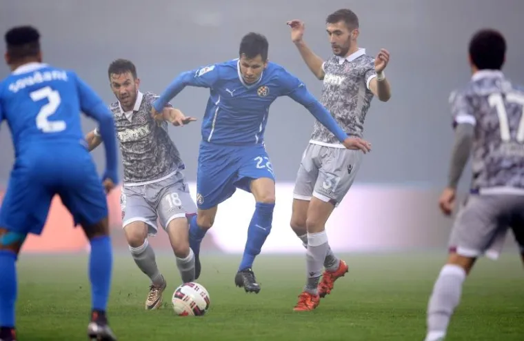 Najveći derbi hrvatskog nogometa, dvoboj između Dinama i Hajduka, igrao se u subotuu maglovitim uvjetima u Maksimiru