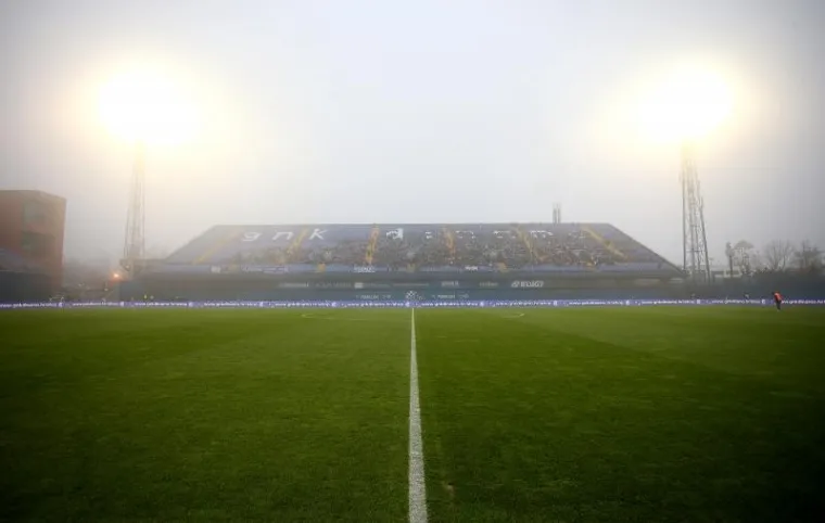 Najveći derbi hrvatskog nogometa, dvoboj između Dinama i Hajduka, igrao se u subotuu maglovitim uvjetima u Maksimiru