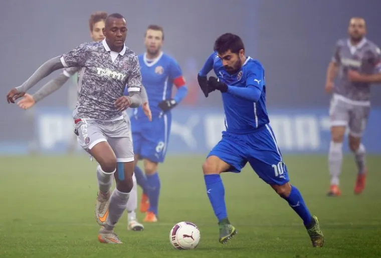 Najveći derbi hrvatskog nogometa, dvoboj između Dinama i Hajduka, igrao se u subotuu maglovitim uvjetima u Maksimiru