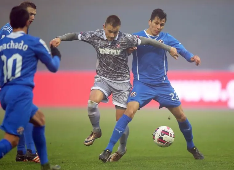 Najveći derbi hrvatskog nogometa, dvoboj između Dinama i Hajduka, igrao se u subotuu maglovitim uvjetima u Maksimiru