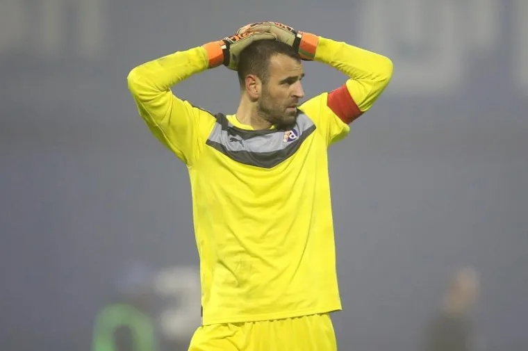 Najveći derbi hrvatskog nogometa, dvoboj između Dinama i Hajduka, igrao se u subotuu maglovitim uvjetima u Maksimiru